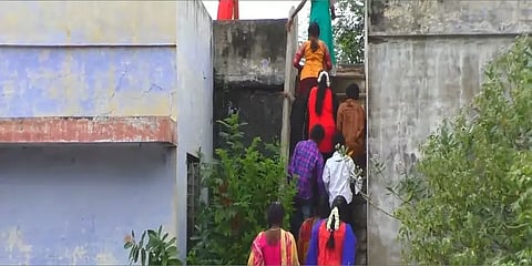 கோபிசெட்டிபாளையம்: மொட்டைமாடியில் ஆபத்தான முறையில் ஆன்லைன் வகுப்பு கவனிக்கும் மாணவர்கள்