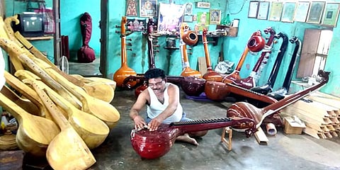 பொதுமுடக்கத்தால் விற்பனை இன்றி தேங்கிக்கிடக்கும் வீணைகள் - வேதனையில் தஞ்சை கலைஞர்கள்