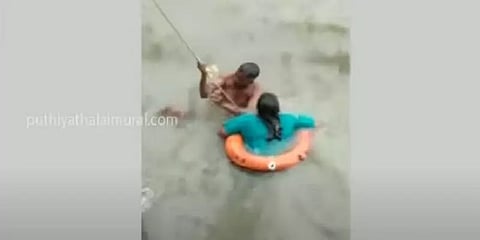 மும்பை: கடலில் தவறி விழுந்த பெண்ணை துணிச்சலுடன் மீட்ட புகைப்படக்காரர் - குவியும் பாராட்டு