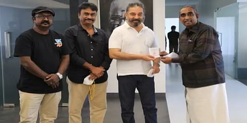 பாடகராகவும் முத்திரை பதித்த கமல்ஹாசன்: கெளரவ அடையாள அட்டை வழங்கிய இசைக்கலைஞர்கள் சங்கம்