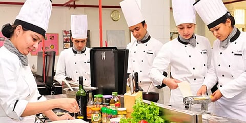 ஹோட்டல் மேனேஜ்மென்ட் படிப்பும், வேலைவாய்ப்புகளும் - A to Z வழிகாட்டுதல்