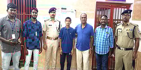 நாக்பூர் டூ காட்பாடி: வழிதவறி வந்த சிறுவன்.. பொற்றோரிடம் ஒப்படைத்த ரயில்வே காவலர்கள்