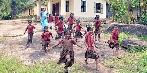 பழங்குடியின மாணவர்களுக்கு நடமாடும் பள்ளிகள் அறிமுகம்