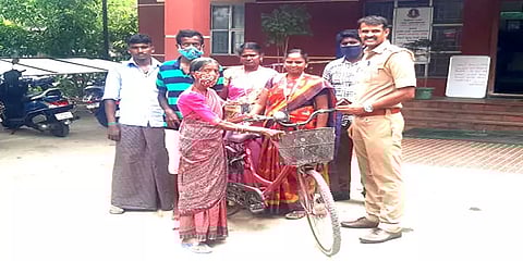 புகார் அளிக்கச் சென்ற பெண்: புது சைக்கிள் வாங்கிக் கொடுத்த எஸ்ஐ - குவியும் பாராட்டு