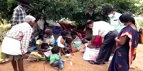 ஒசூர்: பெற்றோரின்றி மரத்தடியில் தவித்த 4 குழந்தைகள்: நலக்குழுவிடம் ஒப்படைத்த வட்டாட்சியர்