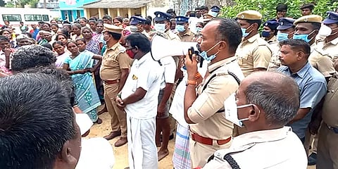 விழுப்புரம்: சடலமாக மீட்கப்பட்ட மாணவியின் உடலை வாங்க மறுத்து உறவினர்கள் போராட்டம்