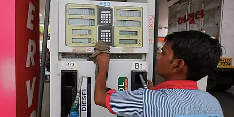 பெட்ரோல், டீசல் விலை எதிரொலி: 'மருத்துவம், மளிகை செலவை குறைத்த மக்கள்'