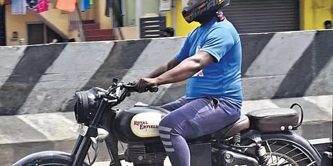 "டூ வீலரில் கண்ணாடிகளை அகற்றினால் வாரண்டி இல்லையென சொல்லுங்கள்" - உயர் நீதிமன்றம்