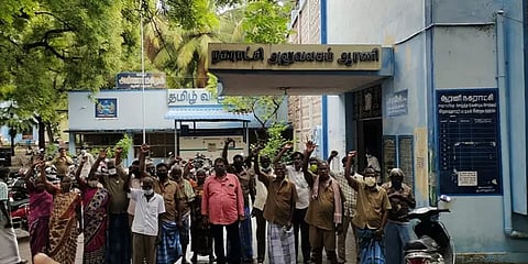 ஆரணி: 2 மாதமாக சம்பளம் கொடுக்காததால் நகராட்சி அலுவலகத்தை முற்றுகையிட்ட தூய்மை பணியாளர்கள்