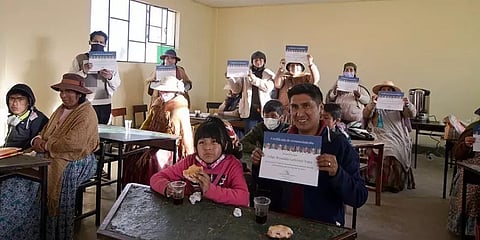 பொலிவியா: பிள்ளைகளுக்காக செல்போனை பயன்படுத்த கற்றுக்கொள்ளும் பெற்றோர்கள்