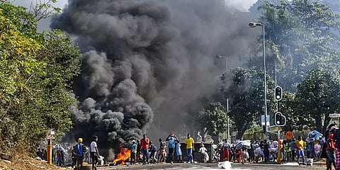 தென்னாப்பிரிக்க கலவரங்களில் குறிவைக்கப்படும் இந்திய வம்சாவளியினர்... என்னதான் நடக்கிறது?