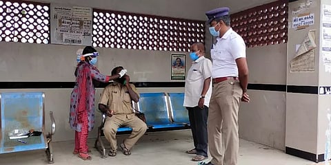 எச்சில் தொட்டு பயணச்சீட்டு வழங்கிய நடத்துனருக்கு பேருந்து நிழற்குடையிலேயே கொரோனா பரிசோதனை