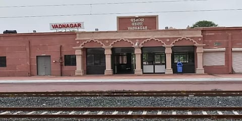 குஜராத்: சிறுவயதில் தேநீர் விற்ற ரயில் நிலையத்தை புதுப்பித்து திறந்து வைத்தார் மோடி