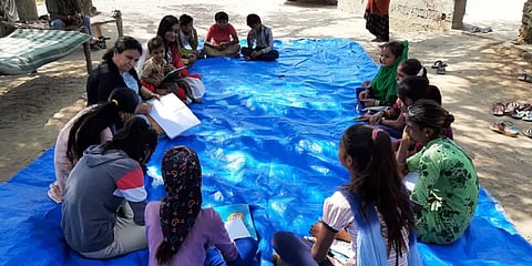 டிஜிட்டல் பாகுபாட்டைக் களையும் 'தெருக் கல்வி' - குஜராத் பள்ளிக் கல்வியின் முன்முயற்சி