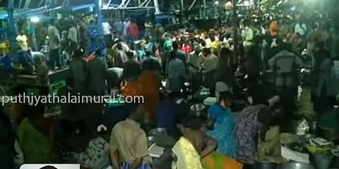 கடலூர்: கொட்டும் மழையில் மீன் வாங்க குவிந்த மக்கள்