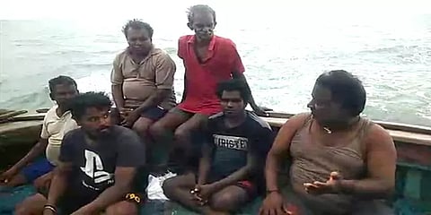 கப்பல் மோதியதால் கடலில் மூழ்கிய படகு: தத்தளித்த 7 மீனவர்களை மீட்ட காசிமேடு மீனவர்கள்