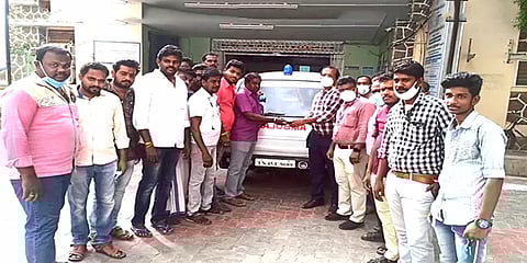 விருதுநகர்: அரசு மருத்துவமனைக்கு ஆம்புலன்ஸ் வழங்கிய விஜய் மக்கள் இயக்கத்தினர்