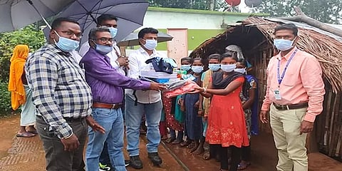 நீலகிரி: 11-ஆம் வகுப்பில் சேர்ந்துள்ள முதல் தலைமுறை பழங்குடியின மாணவிகளுக்கு ஐசிபிஓ உதவி