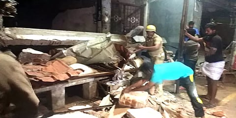 ஈரோடு: மின்சாதன கடையின் சுவர் இடிந்துவிழுந்து ஒரே ஊரைச் சேர்ந்த 3 பேர் உயிரிழப்பு