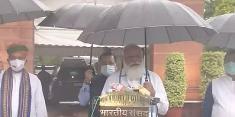 பாகுபலிபோல வலுவானவர்களாக அனைவரும் உருவாக வேண்டும்: குடை பிடித்தபடி பிரதமர் மோடி பேட்டி