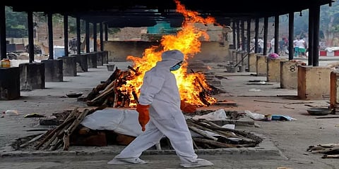 இந்தியாவில் தினசரி கொரோனா இறப்புகள் 500-க்கு கீழ் குறைந்தது