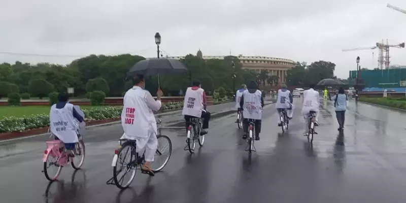 நாடாளுமன்றத்துக்கு சைக்கிளில் வந்த திரிணாமுல் காங்கிரஸ் எம்.பி.க்கள்