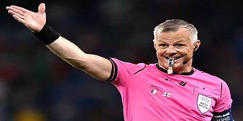 9 சர்வதேச கால்பந்து இறுதிப் போட்டியில் நடுவர்... சாதனை படைத்த ஜான் குய்பர்ஸ்... யார் இவர்?