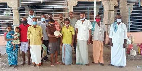 கோவில்பட்டி: நாட்டுப்புற இசைக் கலைஞர்களுக்கு உதவிக்கரம் நீட்டிய முன்னாள் மாணவர்கள்