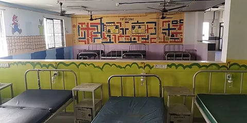 சிகிச்சைக்கு வரும் குழந்தைகளுக்காக சுவர்களை வண்ண ஓவியங்களால் அழகுப்படுத்திய மருத்துவமனை
