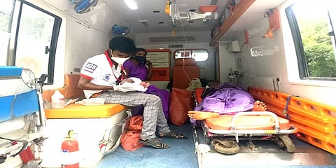 மலைப்பாதையில் ஓடும் ஆம்புலன்ஸில் மலைவாழ் பெண்ணுக்கு பிறந்த ஆண் குழந்தை