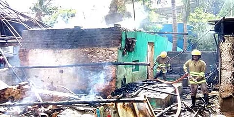 காக்கையால் தீப்பிடித்து எரிந்த குடிசை வீடுகள்... இரண்டு லட்சம் மதிப்பிலான பொருட்கள் சேதம்