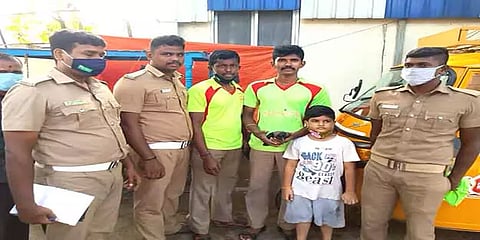 சென்னை: மாஞ்சா நூலில் சிக்கி உயிருக்கு போராடிய காகம்: போலீசார் உதவியுடன் மீட்ட சிறுவன்