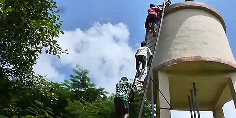 சிக்னல் கிடைக்காத அவலம்: தண்ணீர் டேங்க் மீது ஏறி ஆன்லைன் வகுப்பில் பங்குபெறும் மாணவர்கள்