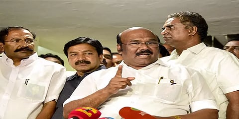 ஜானகி போல் சசிகலா நடந்து கொள்ள வேண்டும்: முன்னாள் அமைச்சர் ஜெயக்குமார்