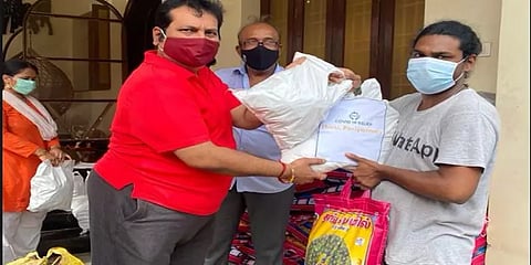 கொரோனா பேரிடர்: 200 இசைக்கலைஞர்களுக்கு மளிகைப் பொருட்கள் வழங்கிய பாடகர் மனோ