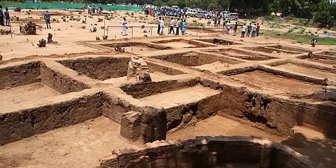 அகழ்ந்து ஆராய்வோருக்கு ஆச்சரியம் கொடுக்கும் கீழடி: வியப்பில் ஆழ்த்தும் கலைப்பொருள்கள்