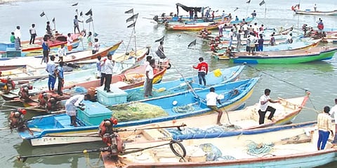 ராமேஸ்வரம்: இரட்டை மடி வலைகளை பயன்படுத்திய 13 விசைப்படகுகளுக்கு அனுமதி ரத்து