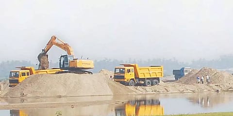 சட்டவிரோதமாக ஆற்று மணல் கடத்தல்: விசாரணையை சிபிசிஐடிக்கு மாற்றி நீதிமன்றம் உத்தரவு