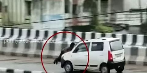 உயிர் தப்ப பேனட்டில் ஏறிய இளைஞருடன் பறந்த கார்: உ.பி.யில் ஓட்டுநர் அடாவடி