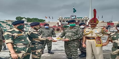 பக்ரீத் பண்டிகை : எல்லையில் இனிப்புகளை பரிமாறிக் கொண்ட இந்திய - பாகிஸ்தான் படை வீரர்கள்