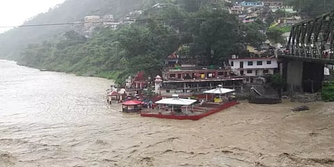 உத்தராகாண்ட், மகாராஷ்டிராவில் கனமழை: இயல்பு வாழ்க்கை பாதிப்பு