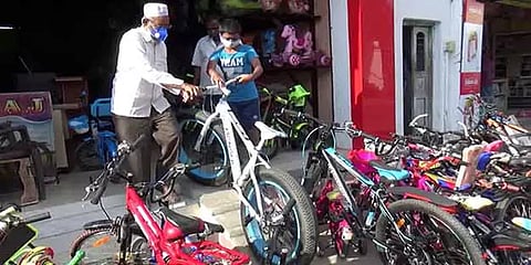 தொடர்ந்து விலையேறும் பெட்ரோல்: சைக்கிள் மீது கவனம் செலுத்தும் மக்கள்