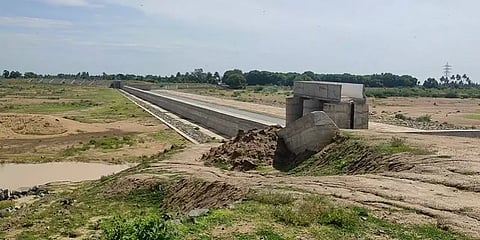 பல மாதங்களாகியும் சீரமைக்கப்படாமல் இருக்கும் தென்பெண்ணை தடுப்பணை: விவசாயிகள் அதிருப்தி