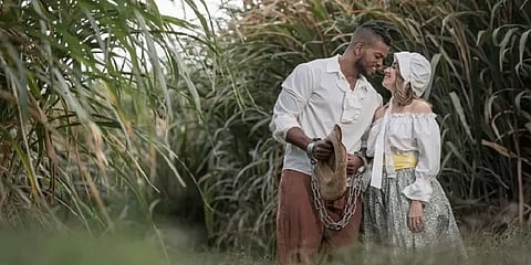 ‘அடிமையின் காதல்’ - நெட்டிசன்களின் கேலிக்கு ஆளான திருமணத்திற்கு முந்தைய போட்டோஷூட்!