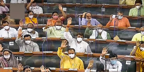 தொடர் முழக்கம் முதல் ஆவணக் கிழிப்பு வரை: மூன்றாவது நாளாக முடங்கிய நாடாளுமன்றம்