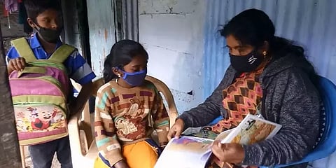 வால்பாறை: நெட்வொர்க் பிரச்னையுள்ள மாணவர்கள் வீட்டுக்கே சென்று பாடம் எடுக்கும் ஆசிரியர்கள்!