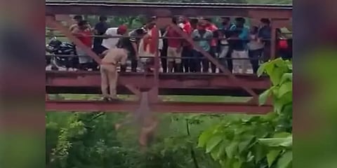 உத்தரப்பிரதேசம்: ஜீன்ஸ் அணிந்ததற்காக  குடும்பத்தினரால் அடித்துக்கொல்லப்பட்ட இளம்பெண்