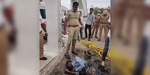 வயிற்றில் கட்டி: வலி தாங்க முடியாமல் கூவம் ஆற்றில் குதித்த நபர் - பத்திரமாக மீட்ட போலீஸ்