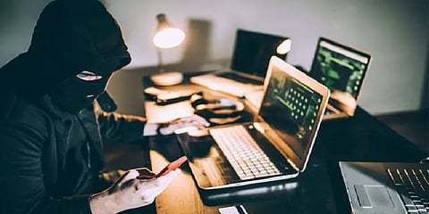 அவதூறு கருத்து முதல் போலி கணக்கு மோசடி வரை- வழக்குப்பதிவு, கைது.. காவல்துறை கிடுக்குப்பிடி