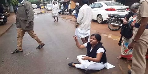 “என்னை வீட்டில் சேர்த்துக்கொள்ளுங்கள்” - கணவர் வீட்டின் முன்பு அழுது புரண்ட பெண் வக்கீல்